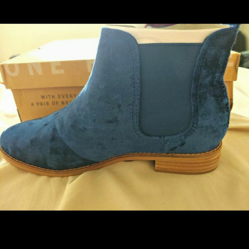 Toms Ella Navy Velvet bootie